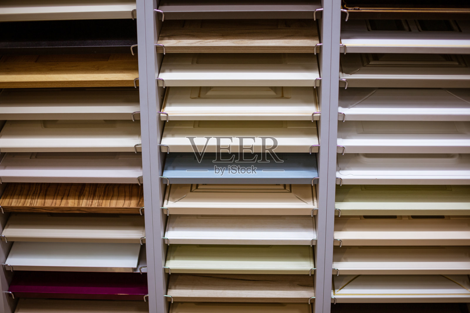 商店货架上摆放着不同颜色的家具，照片摄影图片