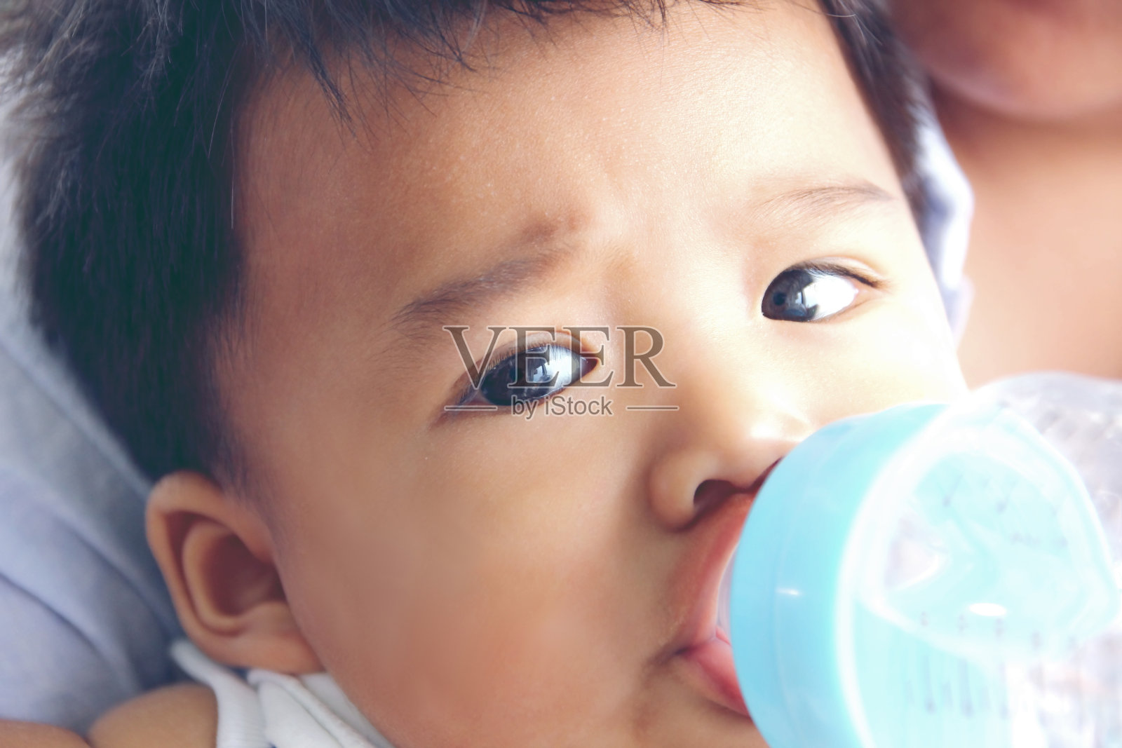 宝宝吃的水照片摄影图片