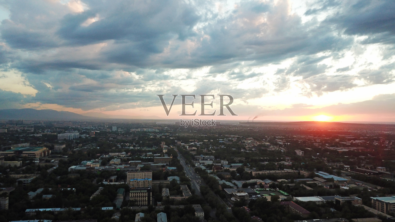 红色日落在阿拉木图市照片摄影图片