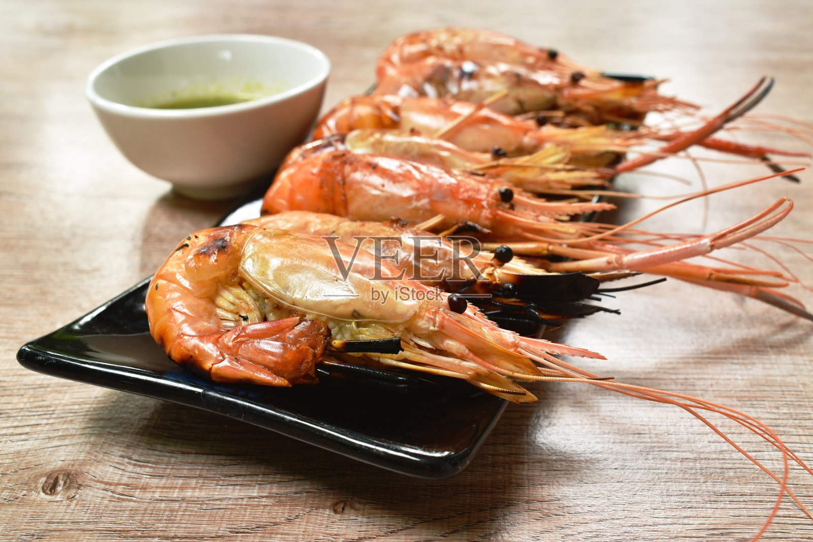 烤河虾，蘸辣酱装盘照片摄影图片