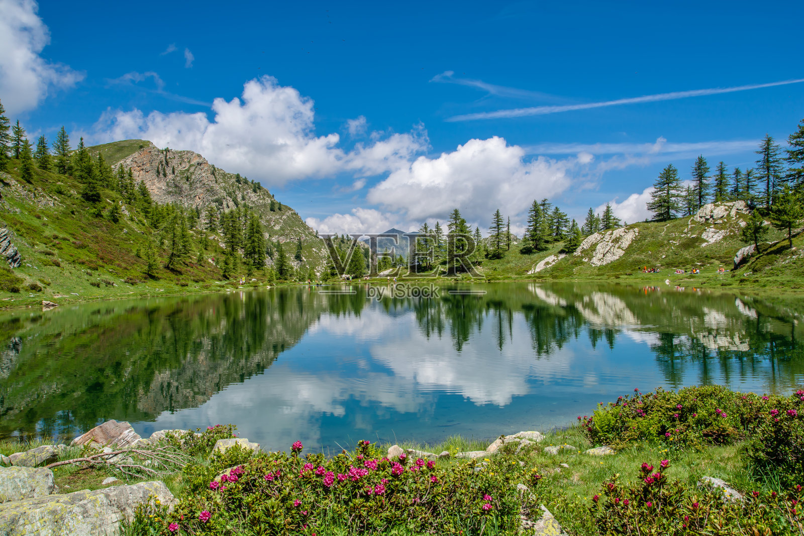 洛卡·拉·梅亚黑湖，位于迈拉山谷的上游照片摄影图片