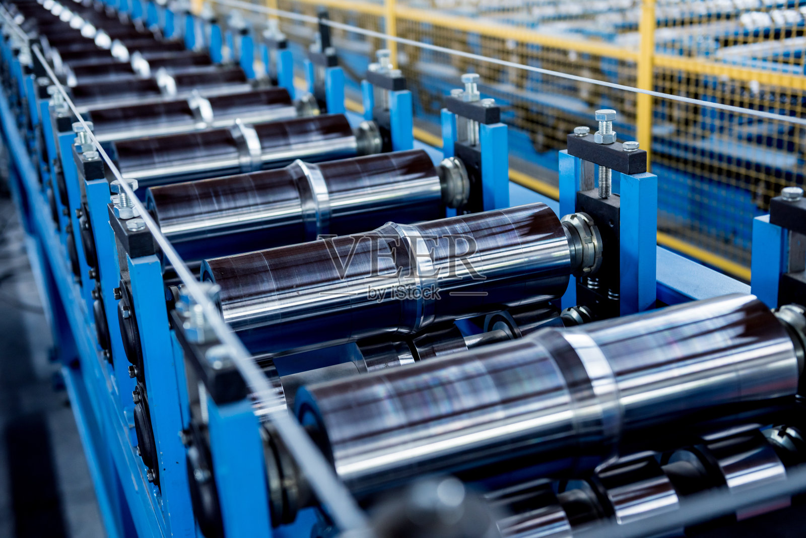 钣金成型机在现代金属加工工厂。照片摄影图片