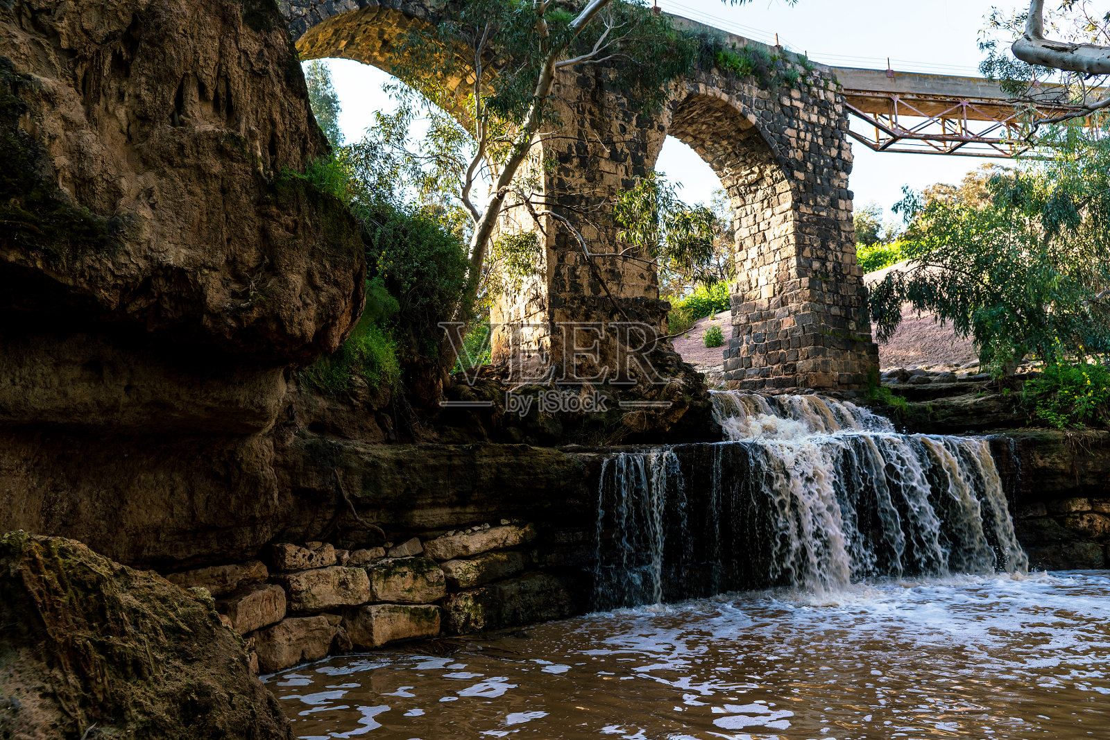 桉树林中的瀑布和古老渡槽照片摄影图片