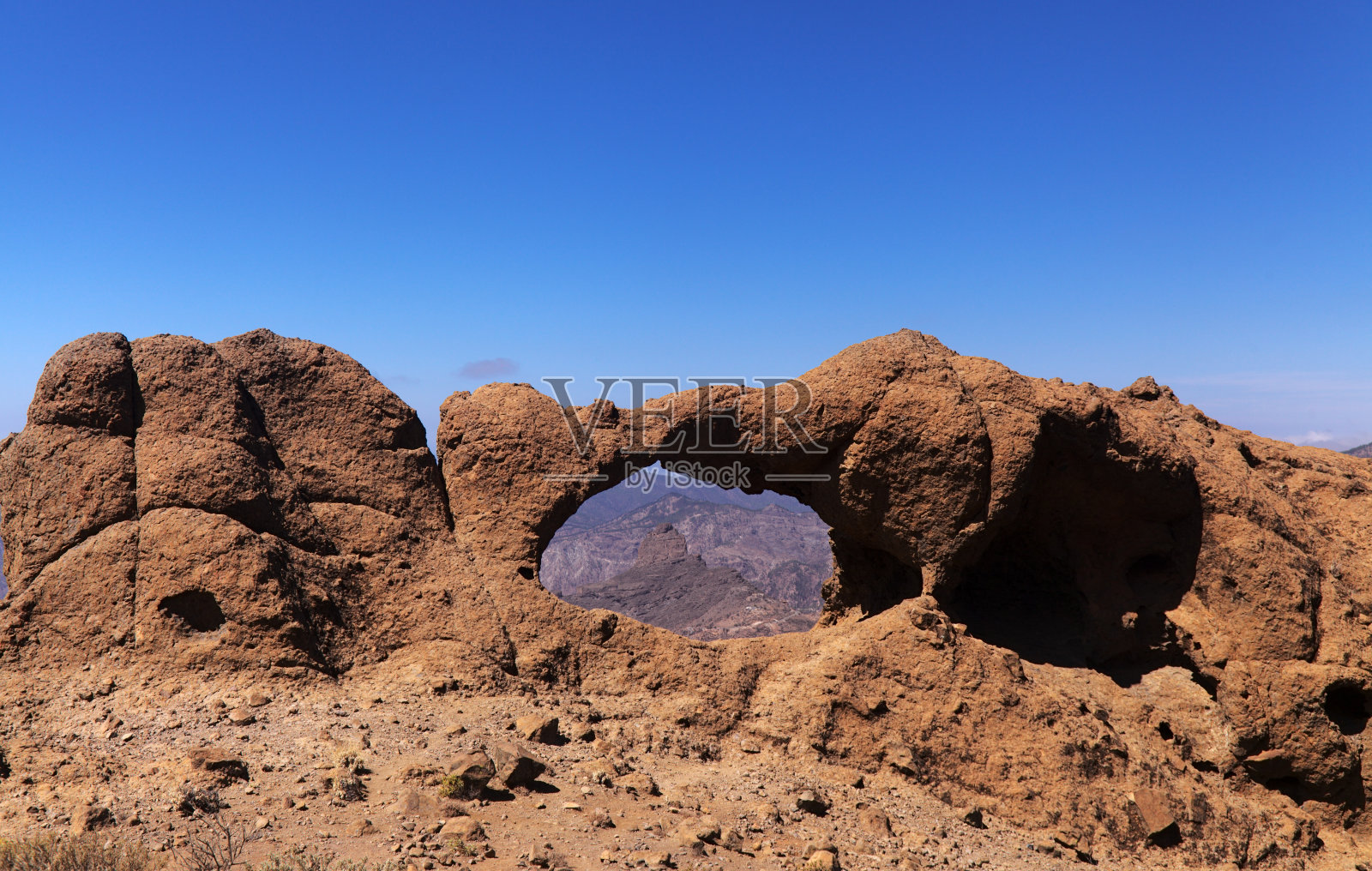 大加那利岛，岛屿中部的景观，石拱称为Ventana del Bentayga, Bentayga窗。也叫骆驼和大象接吻照片摄影图片