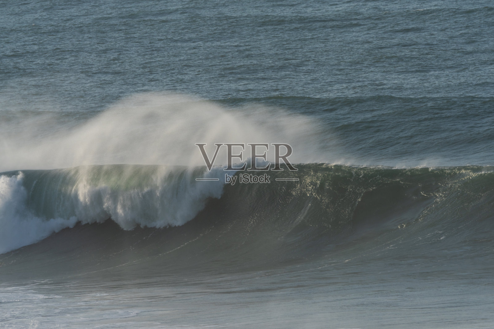 热带风暴期间，公海上的巨浪劈开照片摄影图片