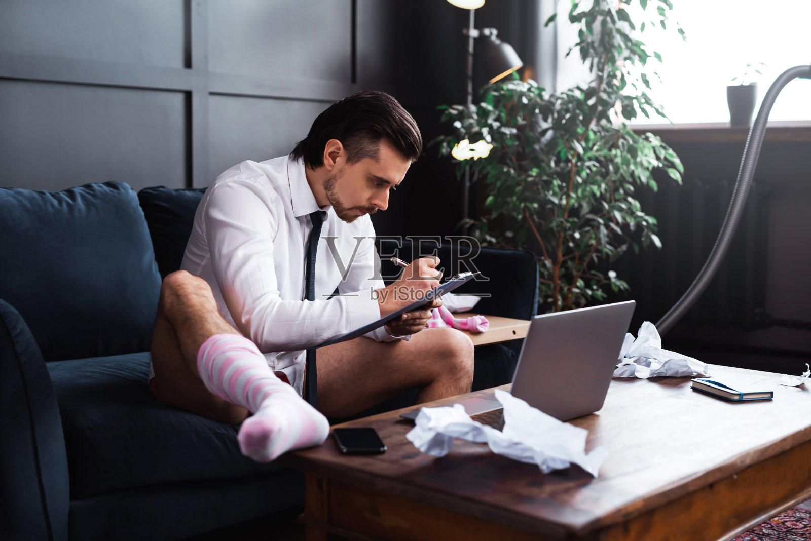 没有裤子在家工作的商人照片摄影图片