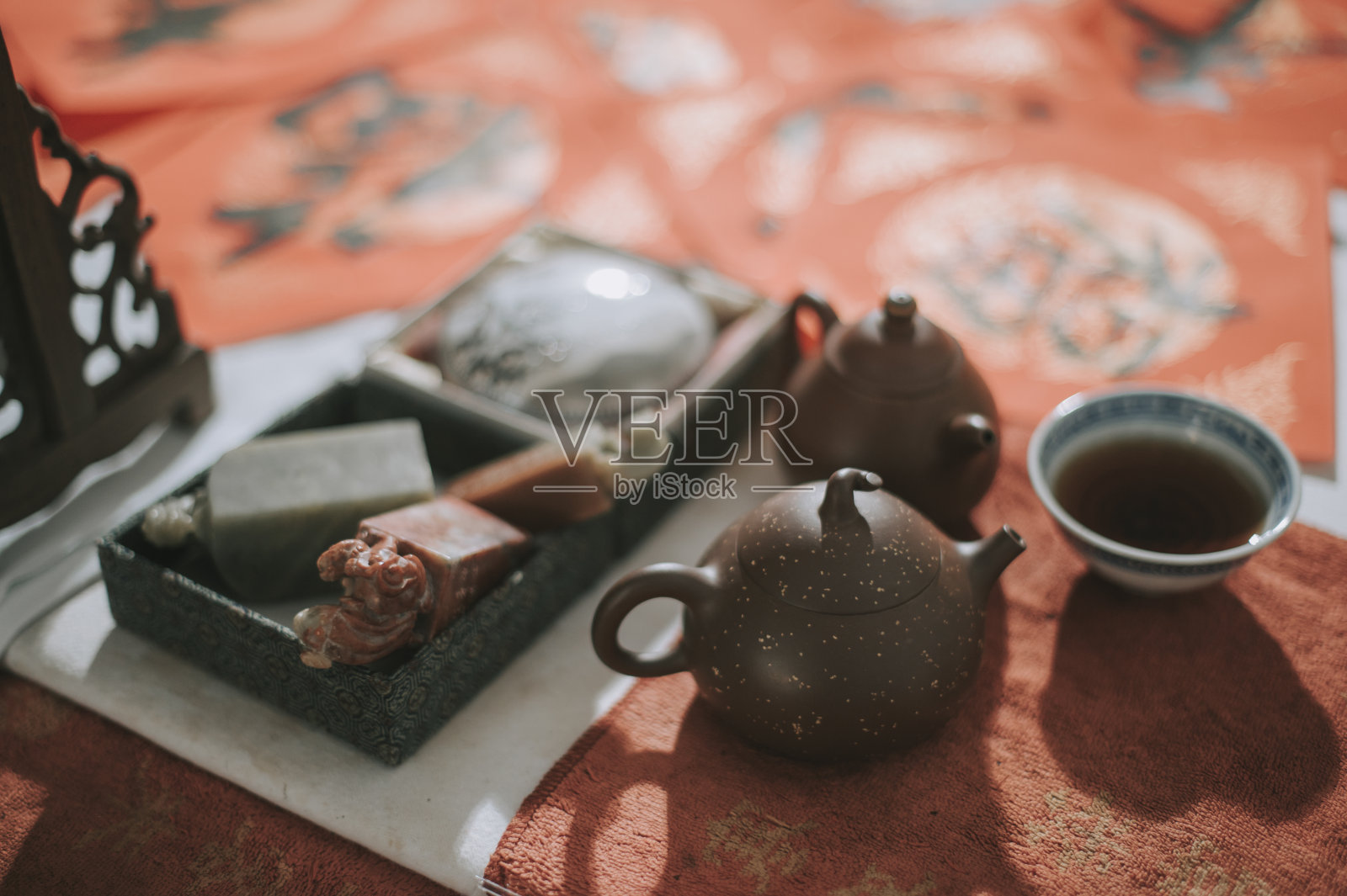 亚洲华人书法艺术家的工作室，纸张，书写工具和墨水照片摄影图片