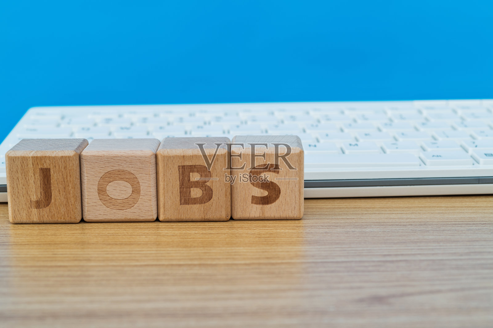 木字作业和电脑键盘放在桌子上照片摄影图片