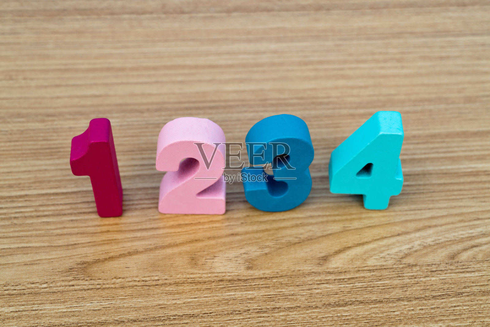 桌子上的木号是1234照片摄影图片
