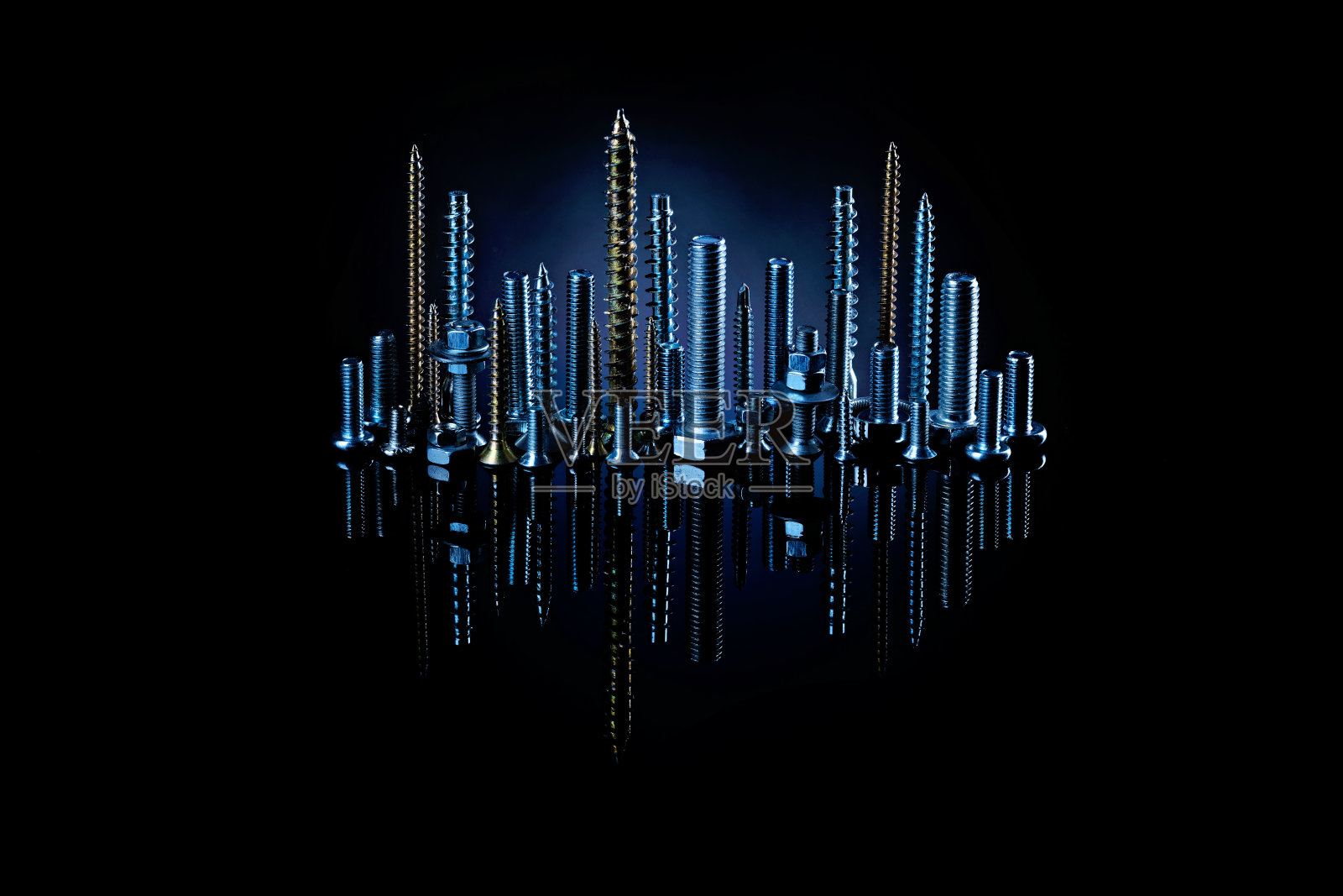 夜幕之城的螺丝，螺栓和螺母反射在黑色的背景。紧固件图片广告的想法照片摄影图片