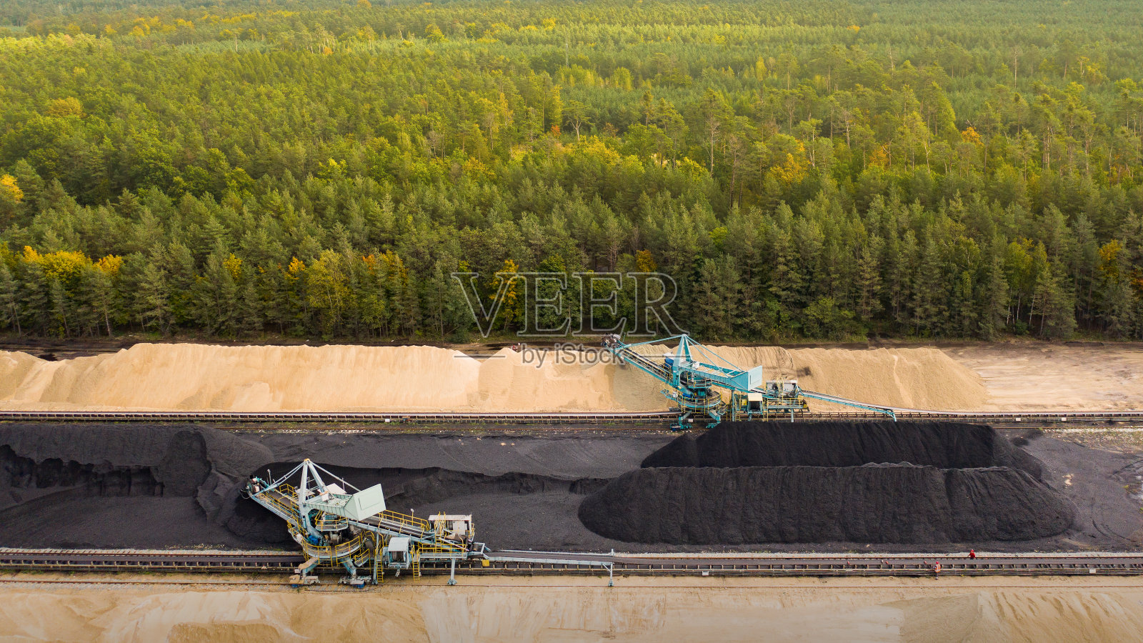 煤沙运输-起重机/带式输送机-工业的可持续发展照片摄影图片