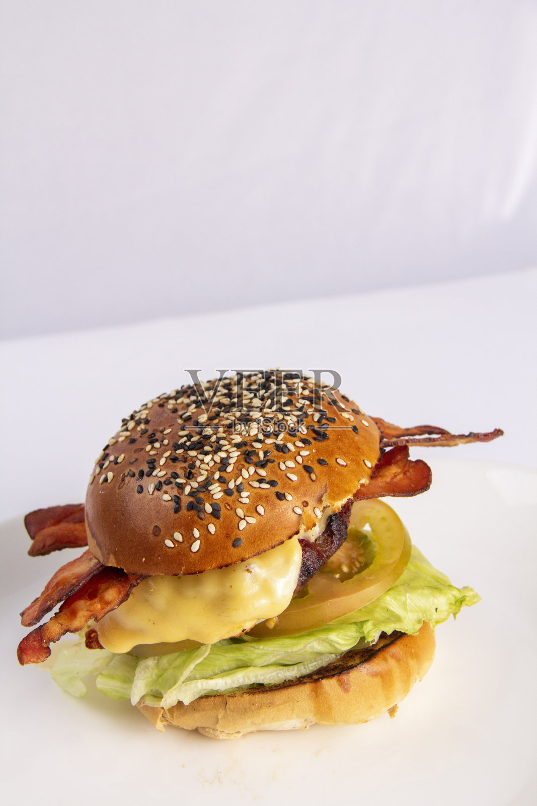 汉堡面包汉堡奶酪沙拉培根鸡蛋照片摄影图片