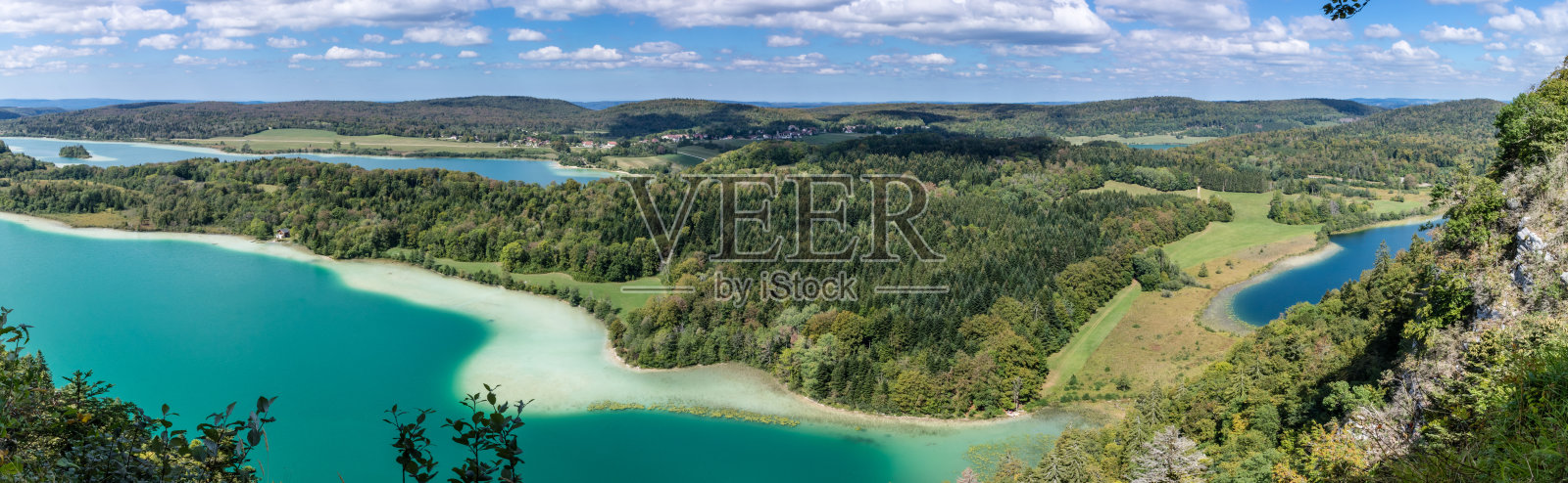 朱拉弗拉斯诺瓦村庄的4个湖的顶视图照片摄影图片