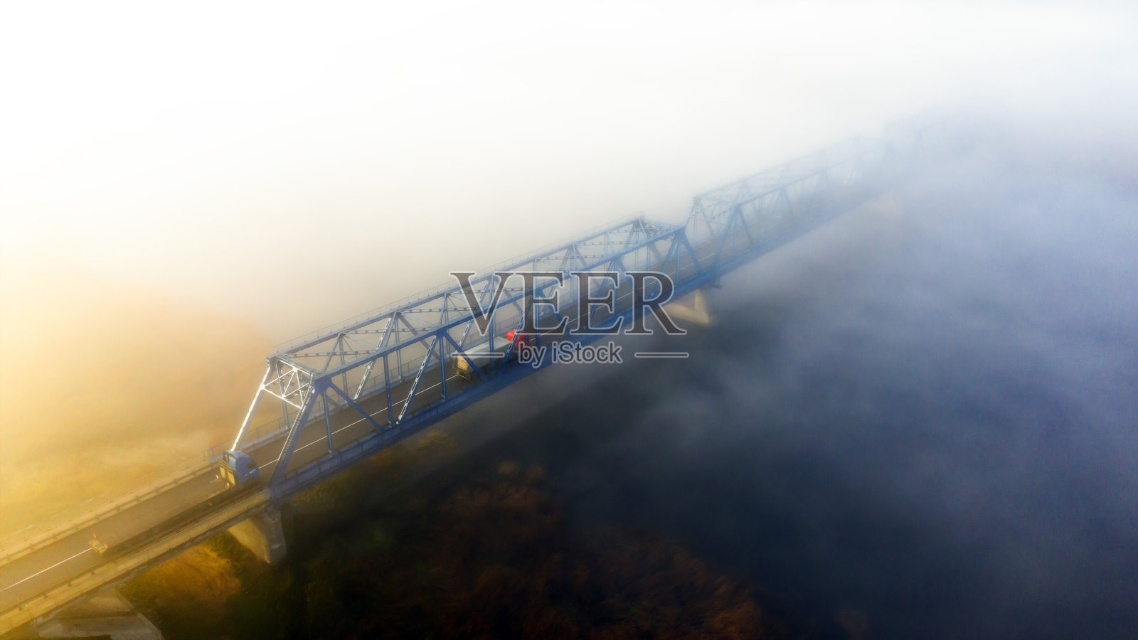 秋天的早晨，在浓雾笼罩的利埃鲁佩河上的金属桥上俯瞰。史诗般的，奇妙的，神秘的景色照片摄影图片
