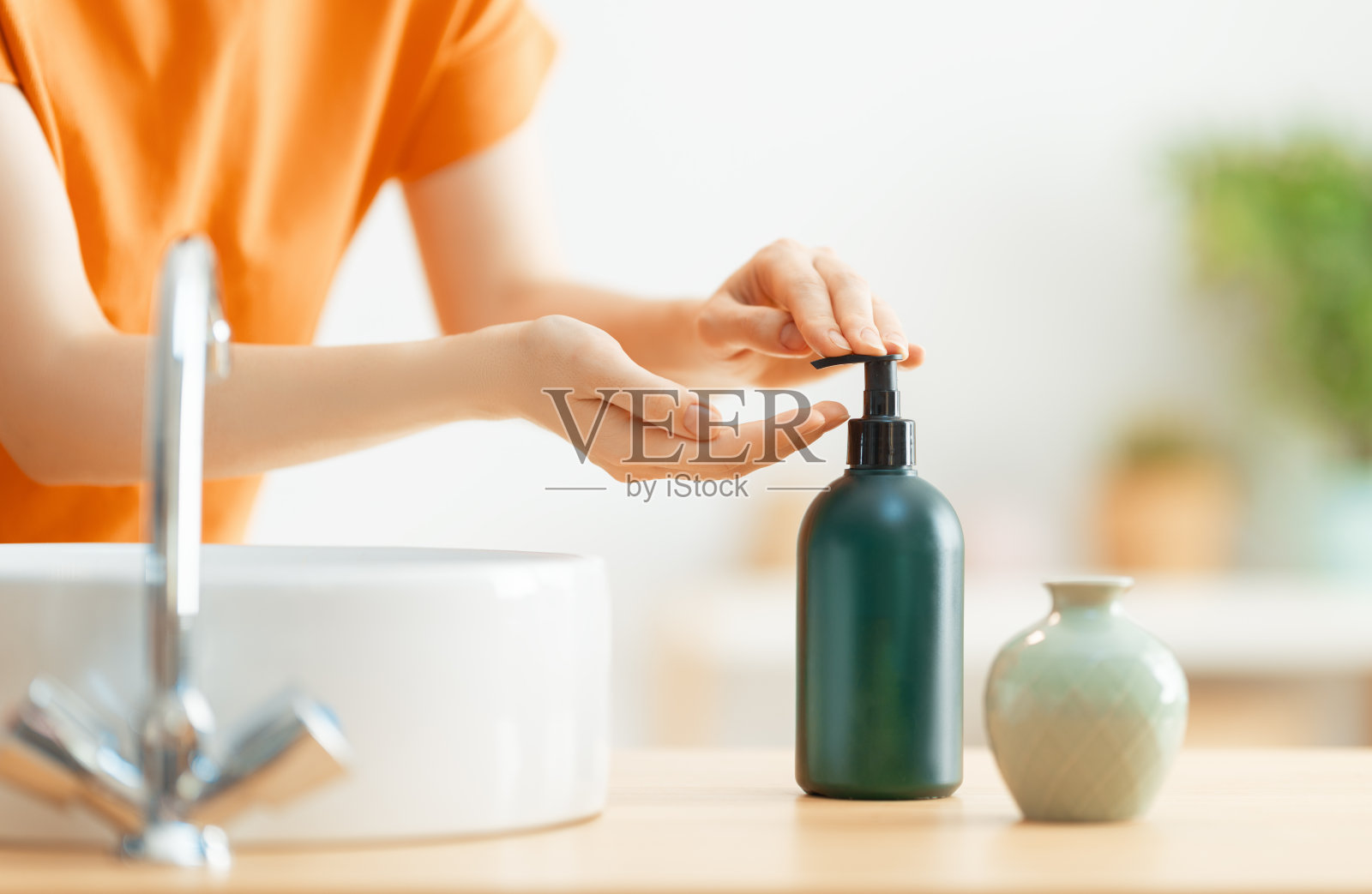 人们正在洗手照片摄影图片