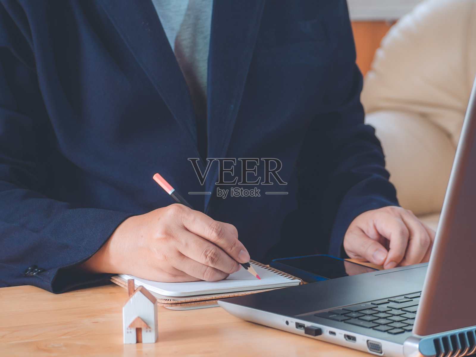 商务人员在工作台上为财务检查员书写和阅读笔记本，并使用家用型号的笔记本电脑制作财务规划报告。复古的基调。照片摄影图片