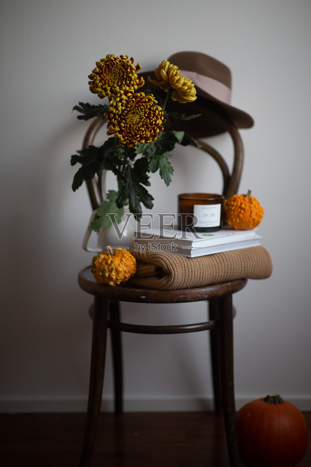 秋天的概念组成:帽子，毛衣，干树叶和小南瓜照片摄影图片