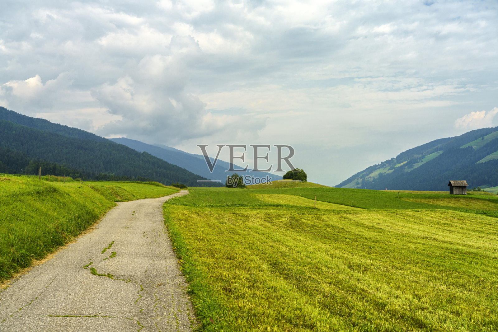 夏天的Pusteria山谷自行车道照片摄影图片