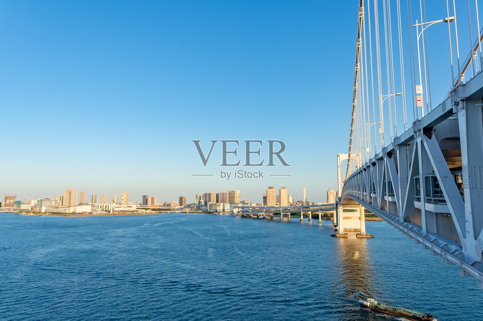 从东京港区芝浦码头看到的东京城市景观照片摄影图片