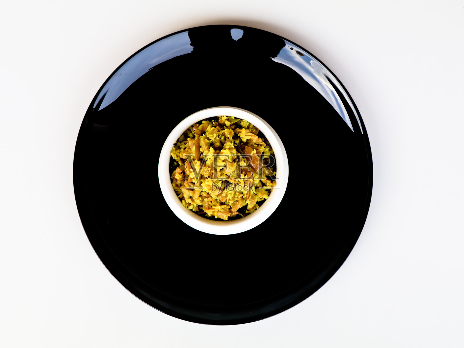 Perum koon或喀拉拉邦蘑菇咖喱与鸟眼辣椒和咖喱叶照片摄影图片