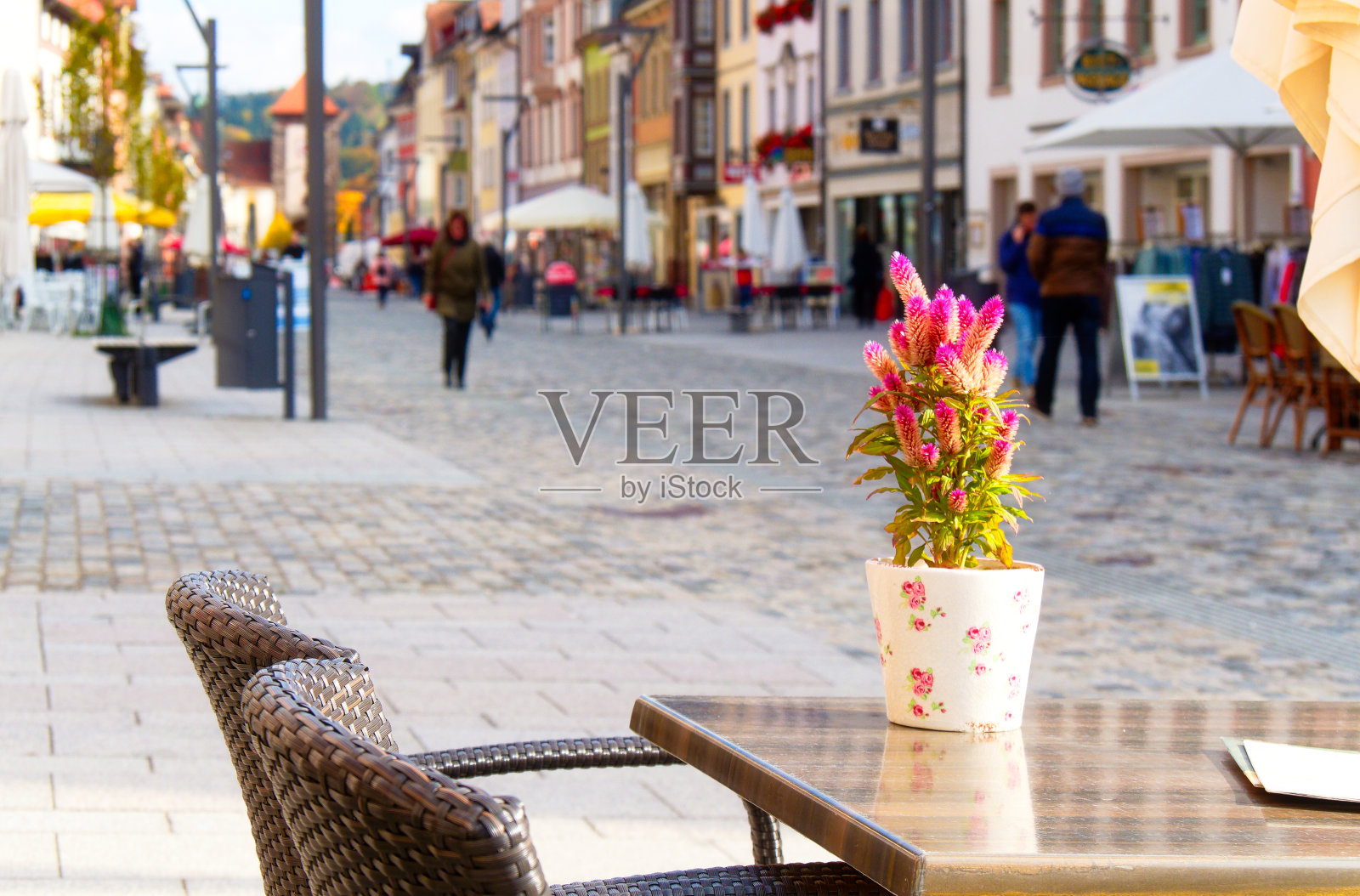 Villingen-Schwenningen的城市景观，椅子，桌子和植物照片摄影图片