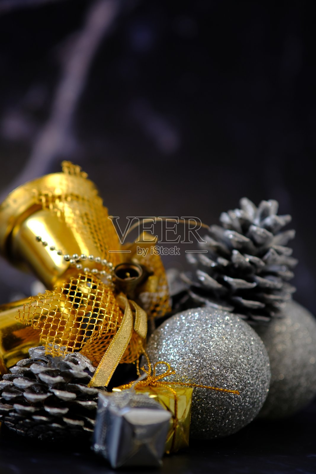 圣诞和新年的装饰以木头为背景，以文字为空间的圣诞假日概念照片摄影图片