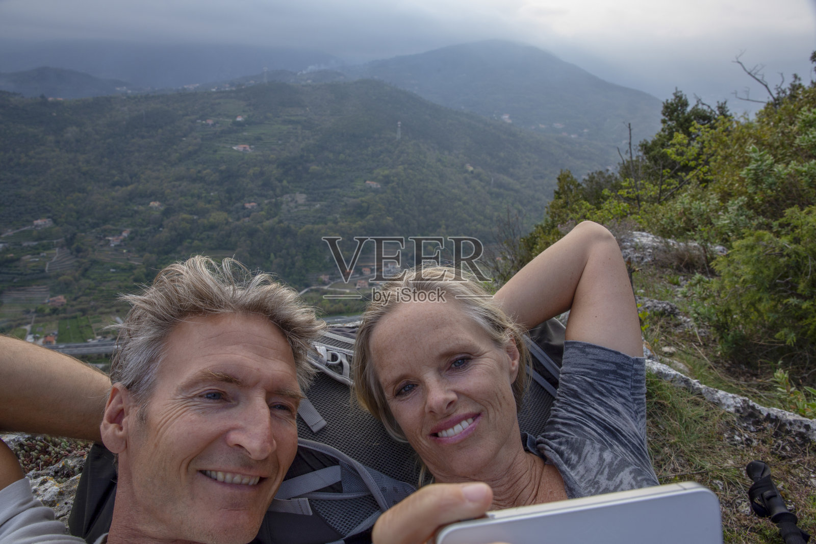 登山情侣在山脊上用手机自拍照片摄影图片