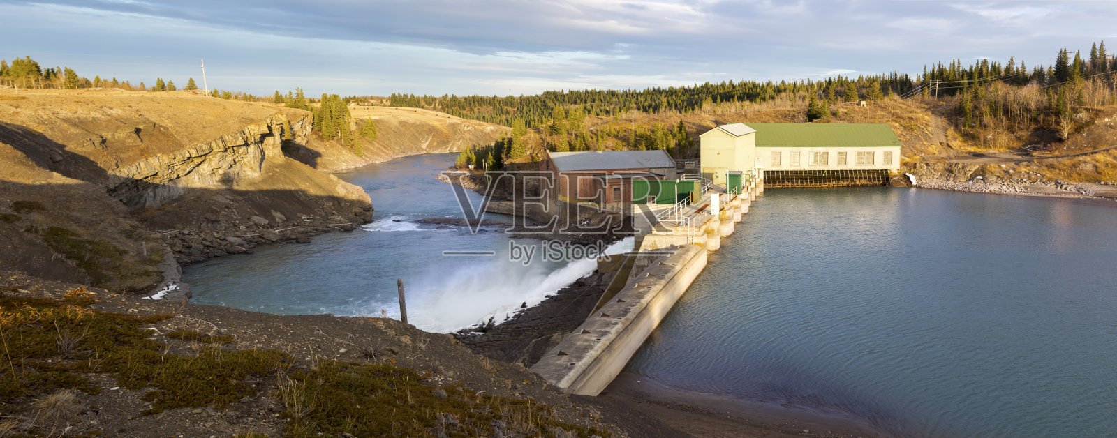 马蹄瀑布大坝全景，卡纳纳斯基斯亚伯达照片摄影图片