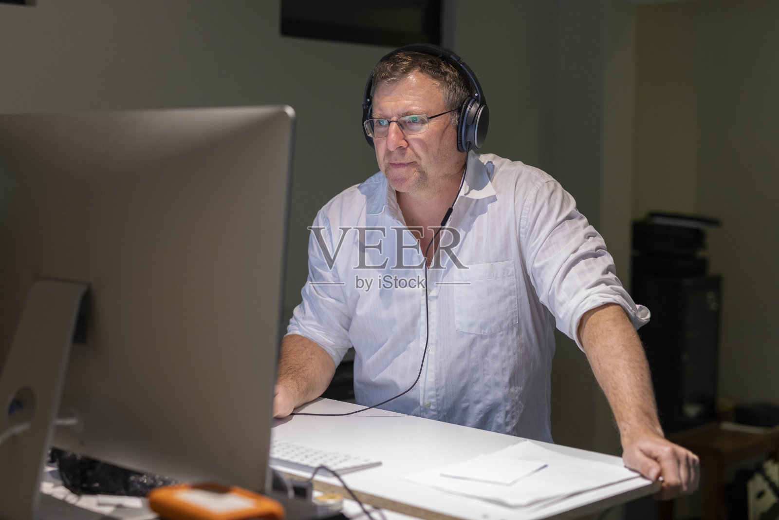 在家庭办公室进行视频通话的商人照片摄影图片