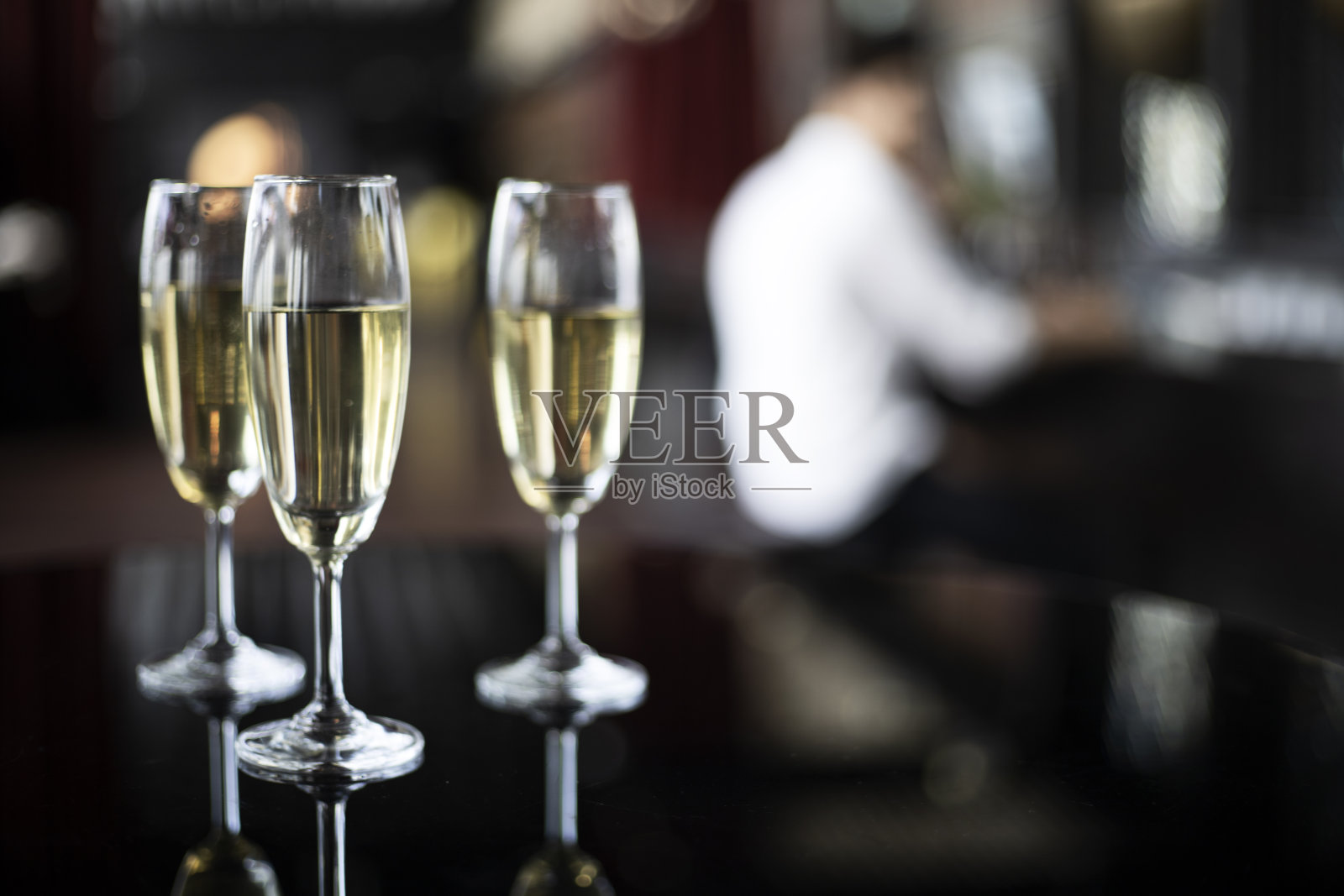 酒宴和商务团队讨论，在餐厅开会。照片摄影图片