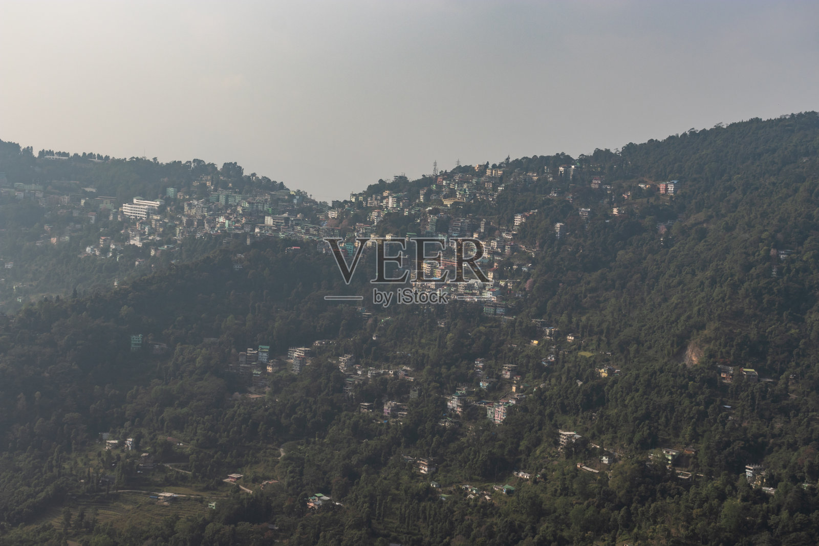 黎明时这座城市坐落在山上照片摄影图片
