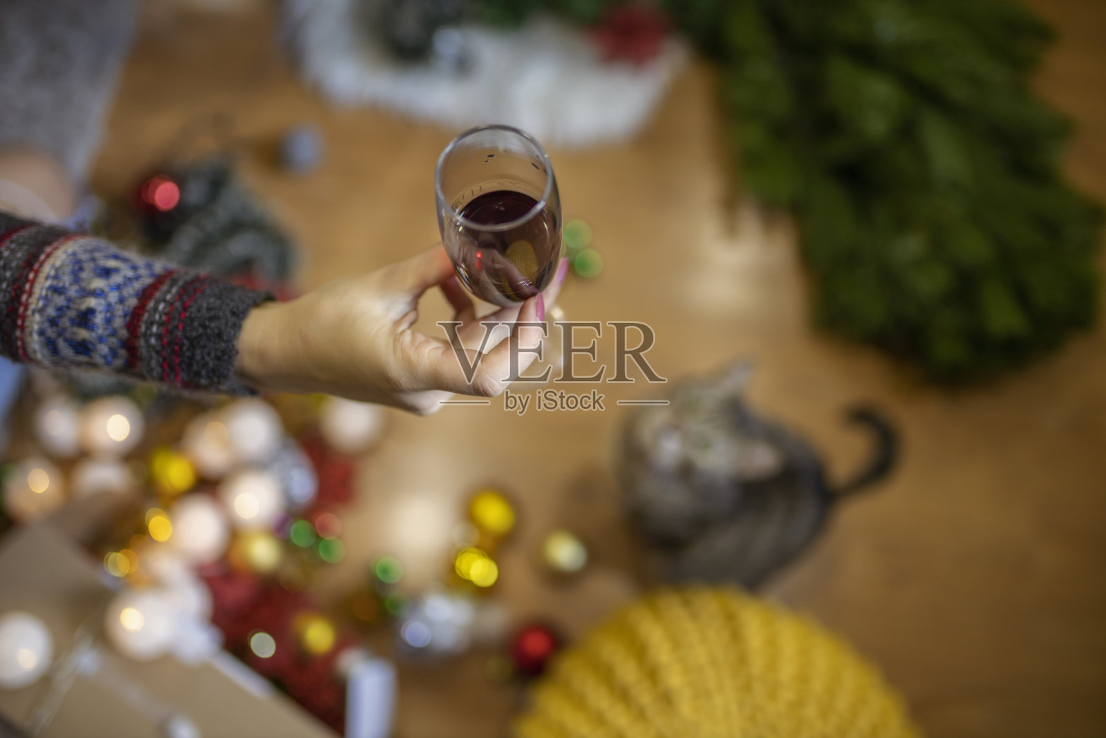 女人手持一杯葡萄酒照片摄影图片