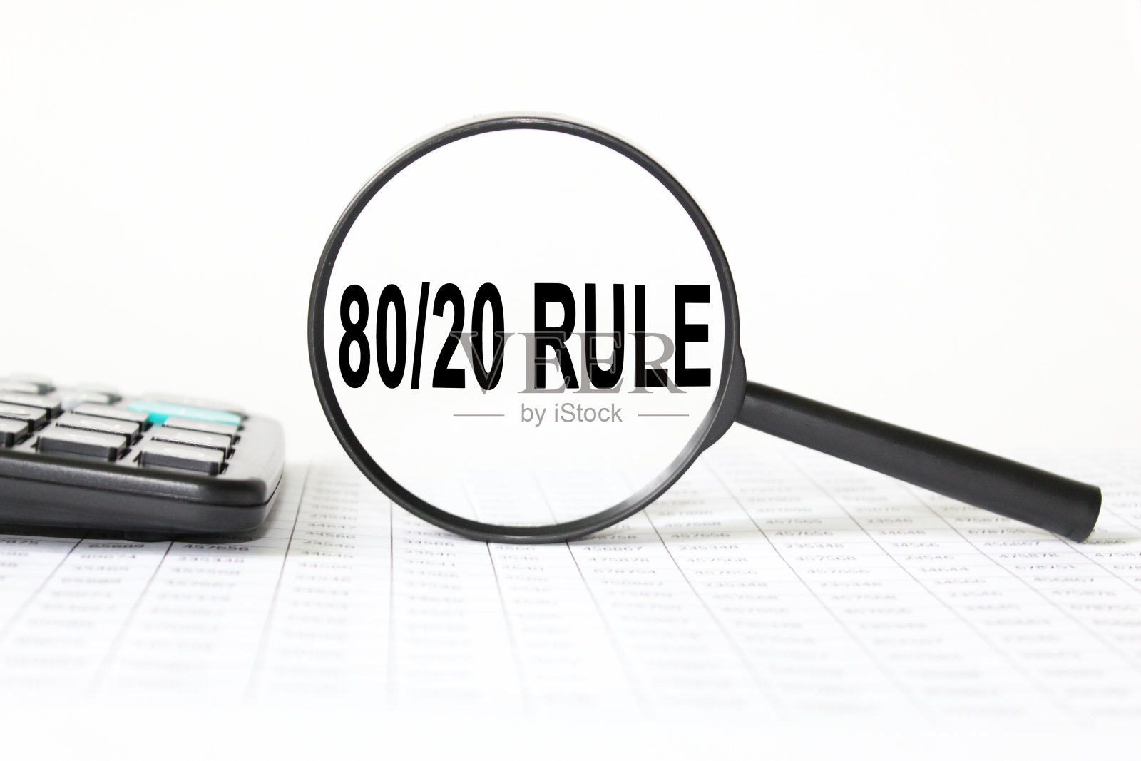 用放大镜在白底上画规则。经营理念照片摄影图片