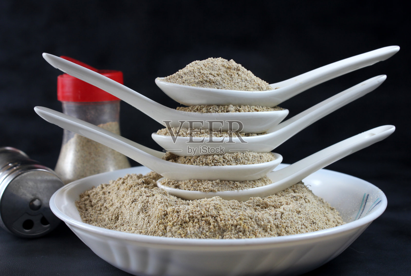 Chat Masala是将印度混合香料粉末洒在水果、沙拉和三明治上照片摄影图片