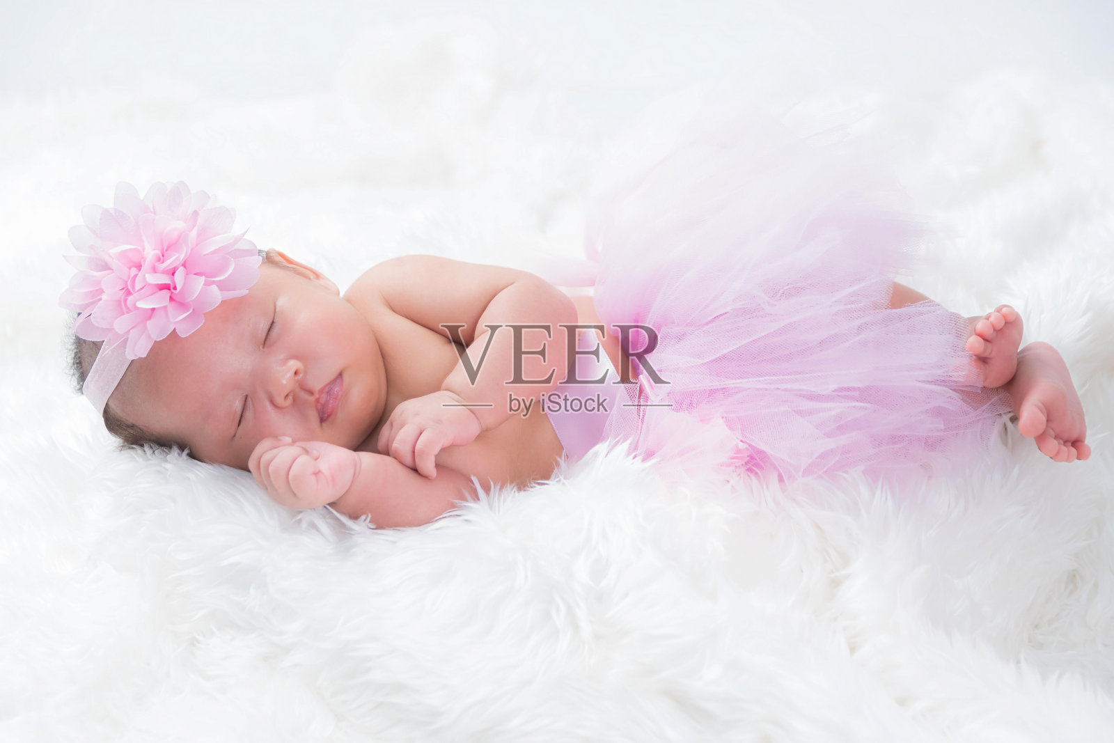 可爱的新生婴儿裹在白色的毯子里。关闭视图。照片摄影图片