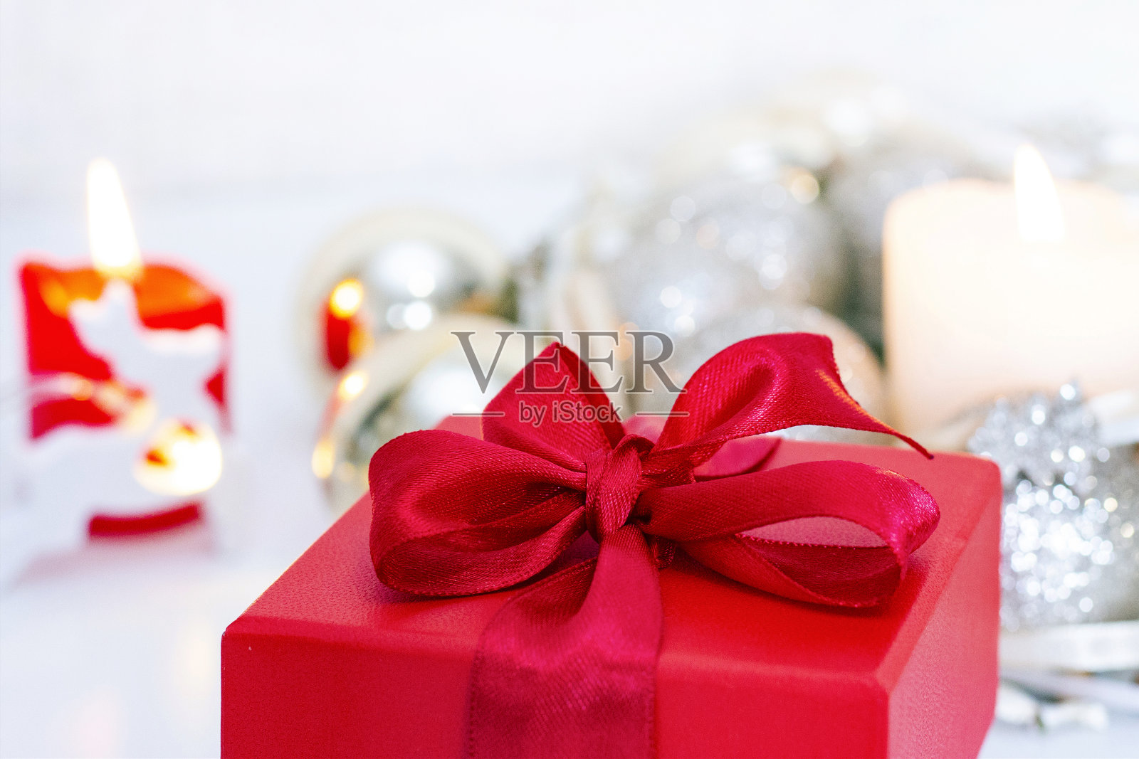 圣诞作文与礼物盒和装饰品。圣诞快乐。柔和和选择性的聚焦照片摄影图片