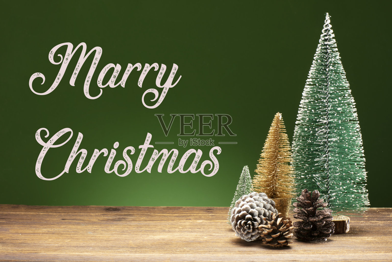 2021新年快乐。绿色背景的圣诞装饰。照片摄影图片