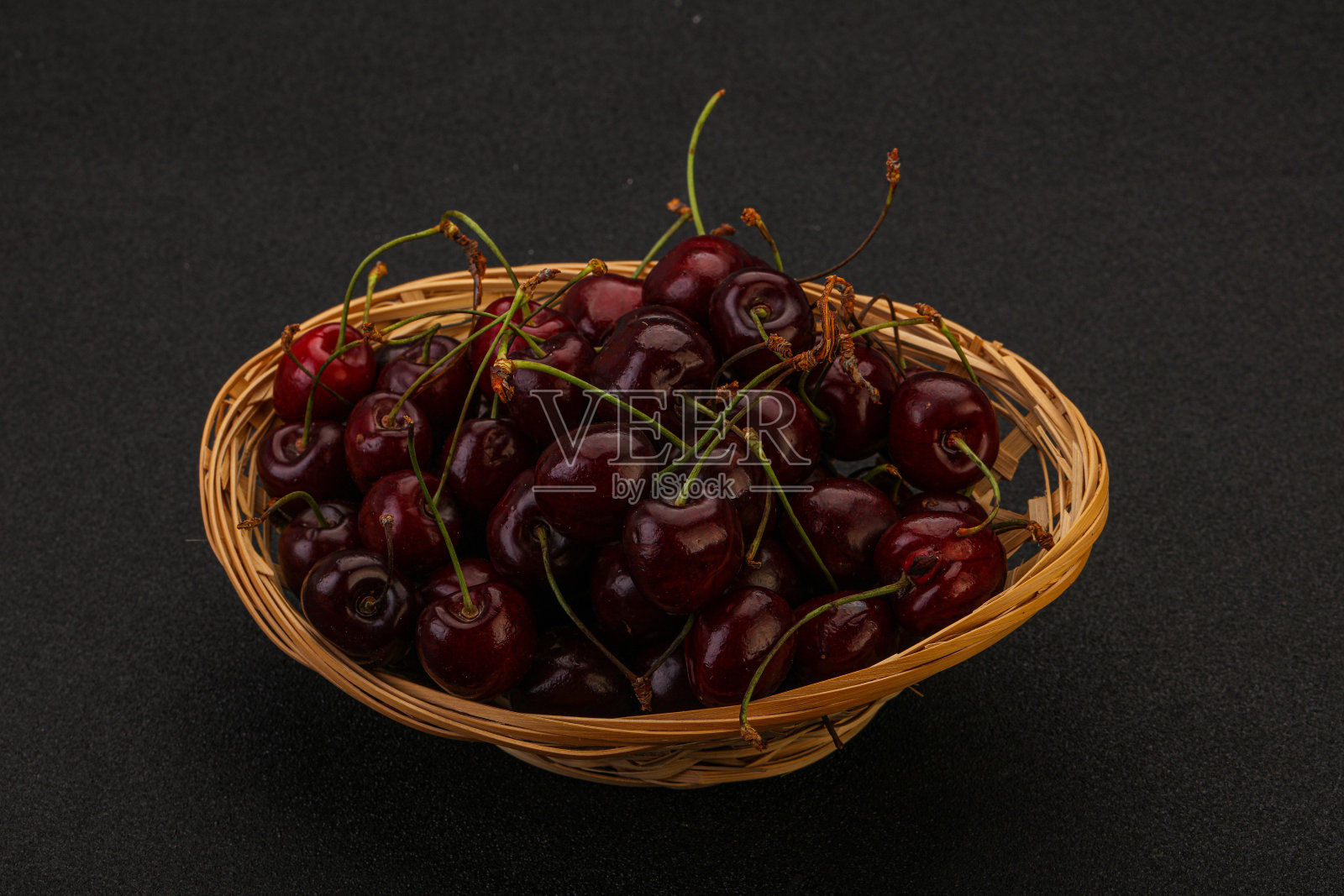 甜樱桃在篮子里照片摄影图片