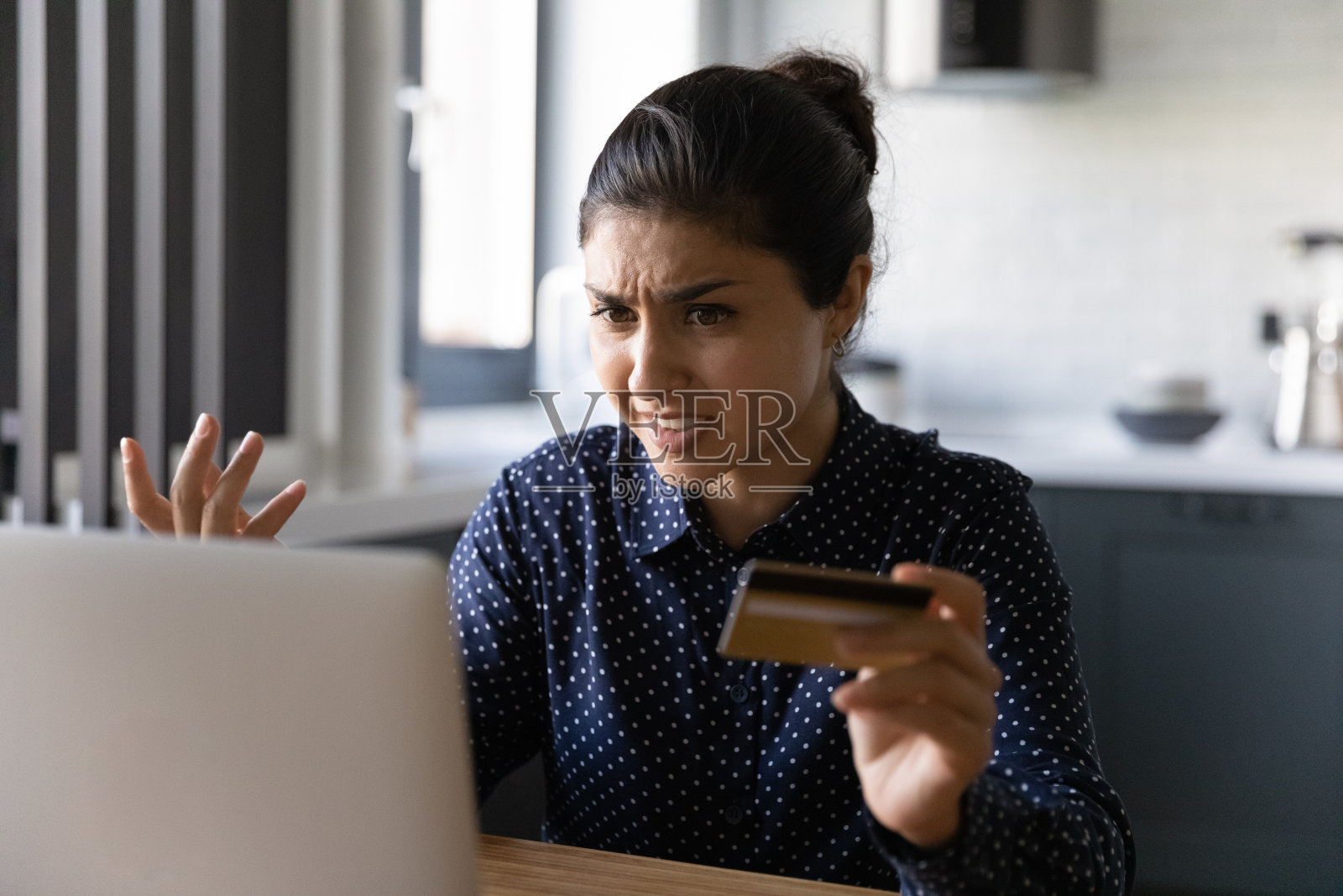 不高兴的印度妇女对网上购物的小玩意问题感到压力照片摄影图片
