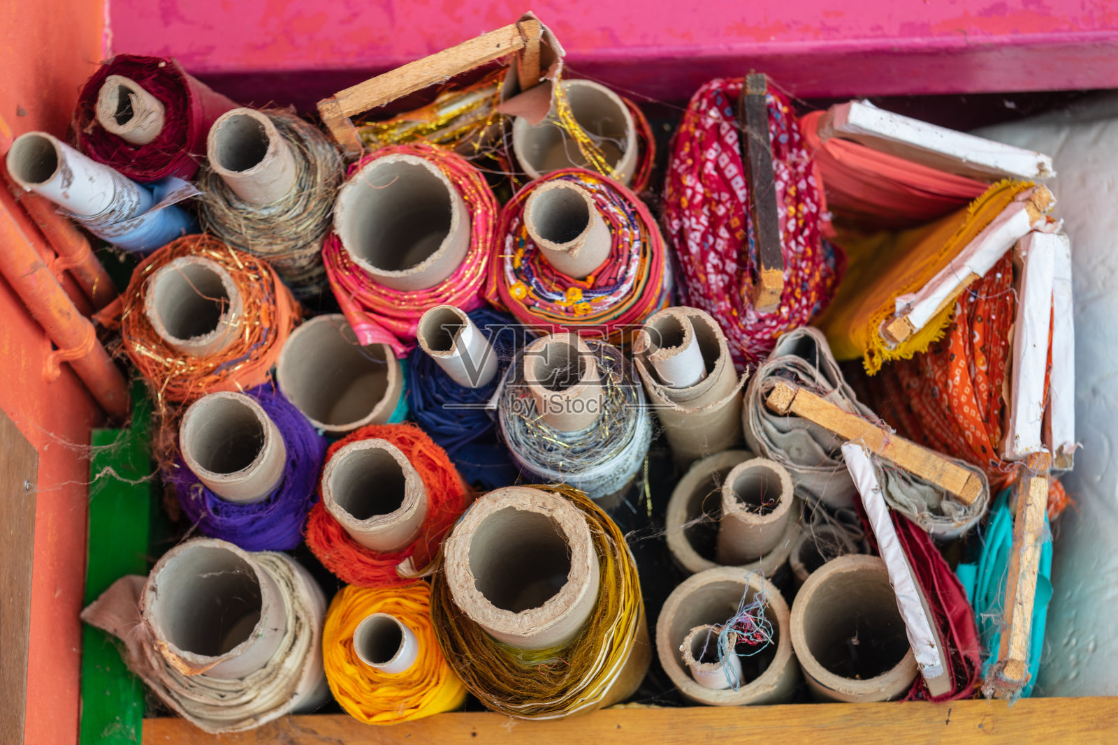 Ð商店货架上出售色彩鲜艳的布料照片摄影图片