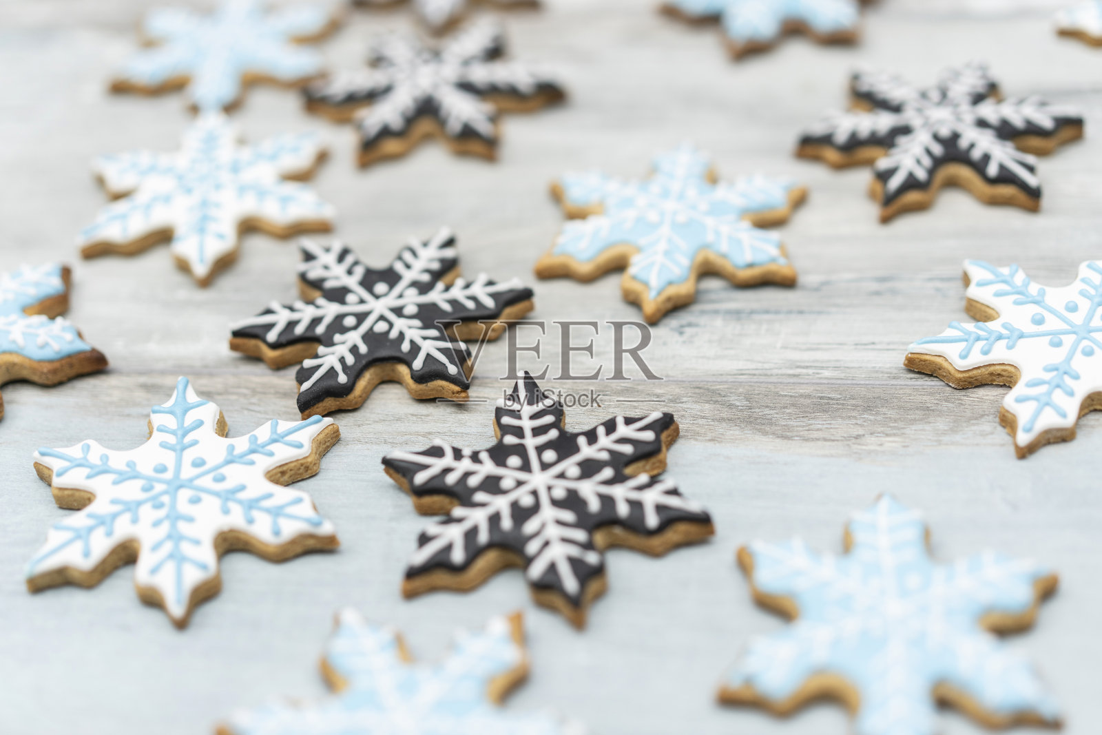 近距离观看美味的圣诞姜饼，只有雪花形状，各式各样的巧克力釉。节日的气氛中。照片摄影图片