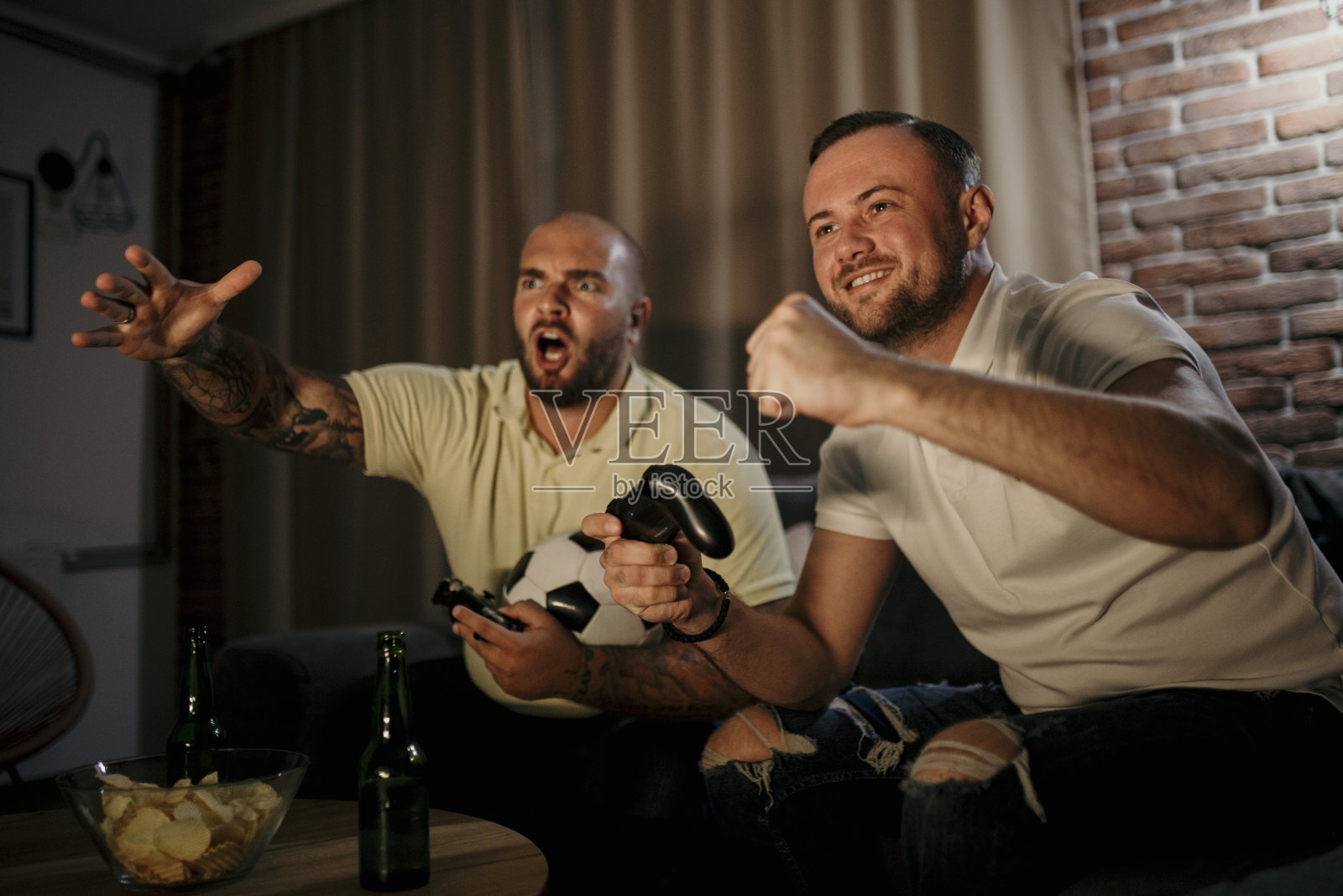 两个朋友一起玩游戏照片摄影图片