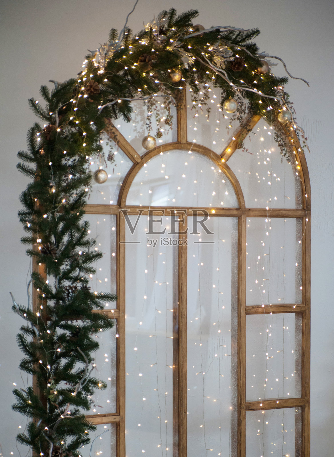 圣诞树旁的黑色礼盒。通过假期的概念。照片摄影图片