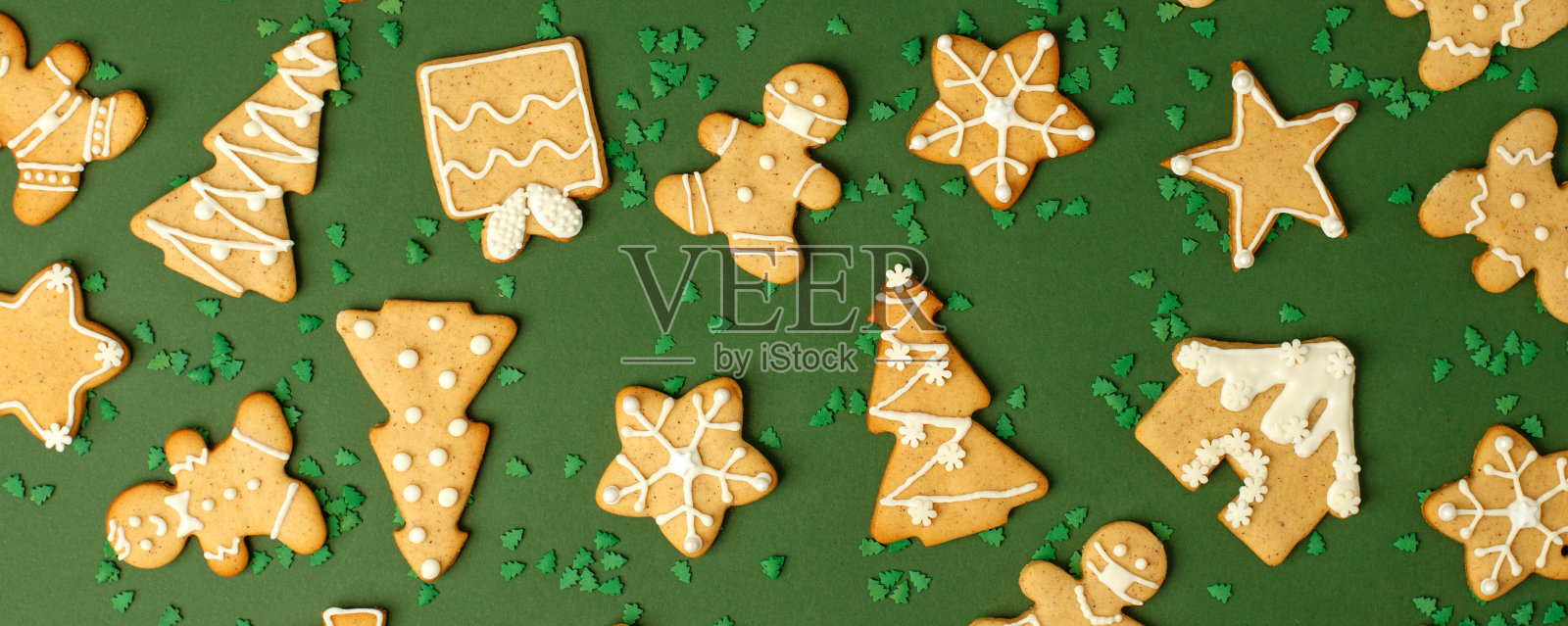 冬季节日图案：姜饼，绿色背景，戴口罩的男人、房子、圣诞树、星星、2021新年快乐、圣诞快乐背景照片摄影图片