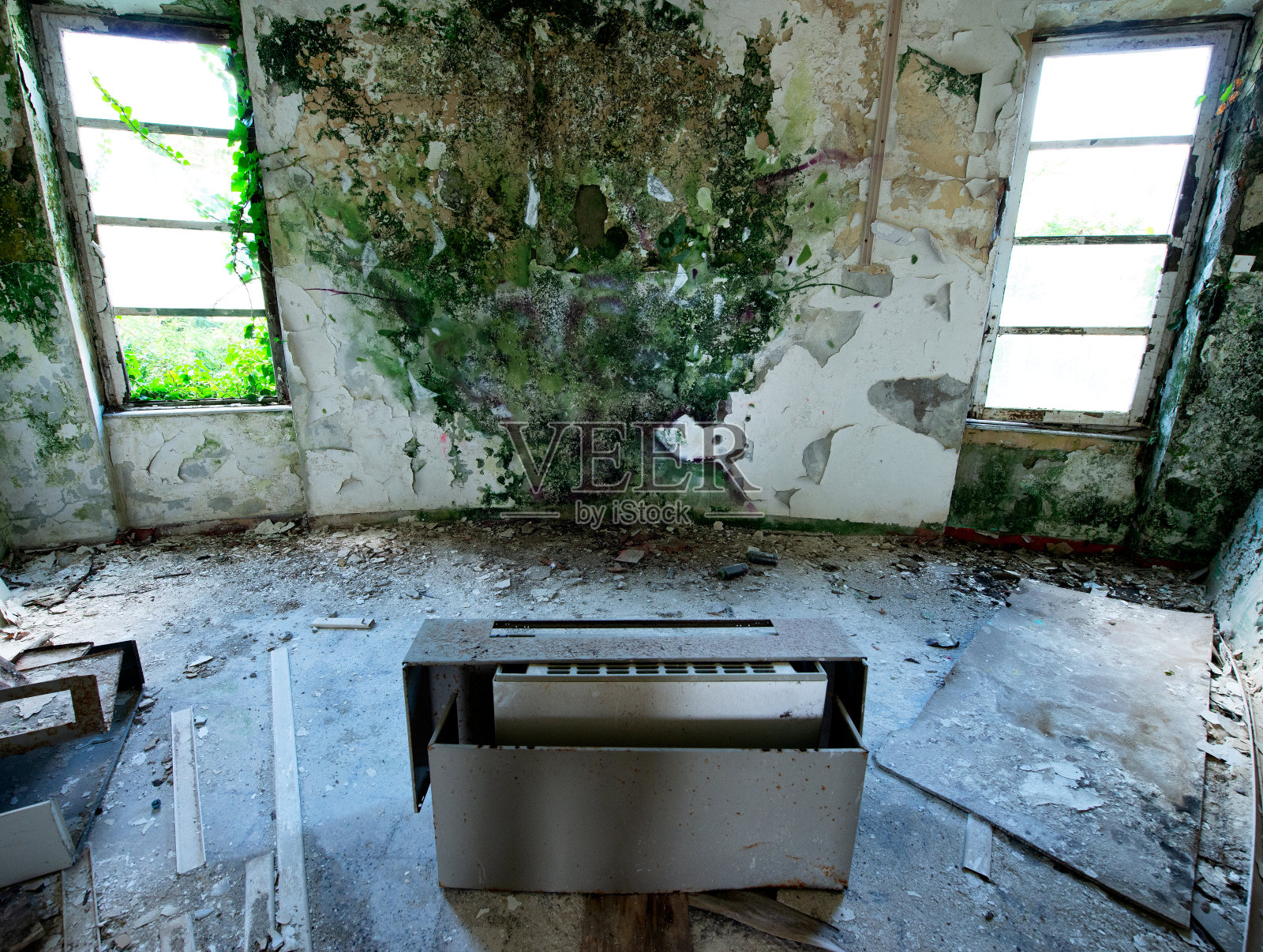 废弃房间里的空调。霉菌把墙漆上了照片摄影图片