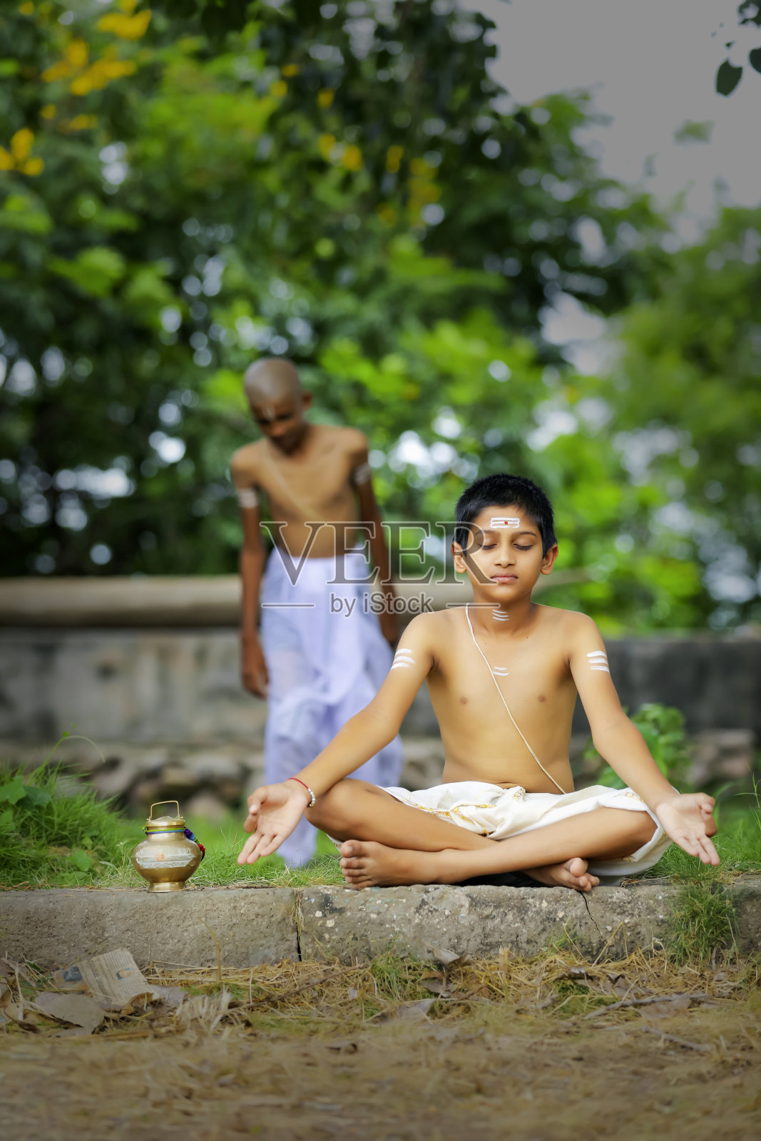 印度牧师的孩子在公园里做瑜伽照片摄影图片