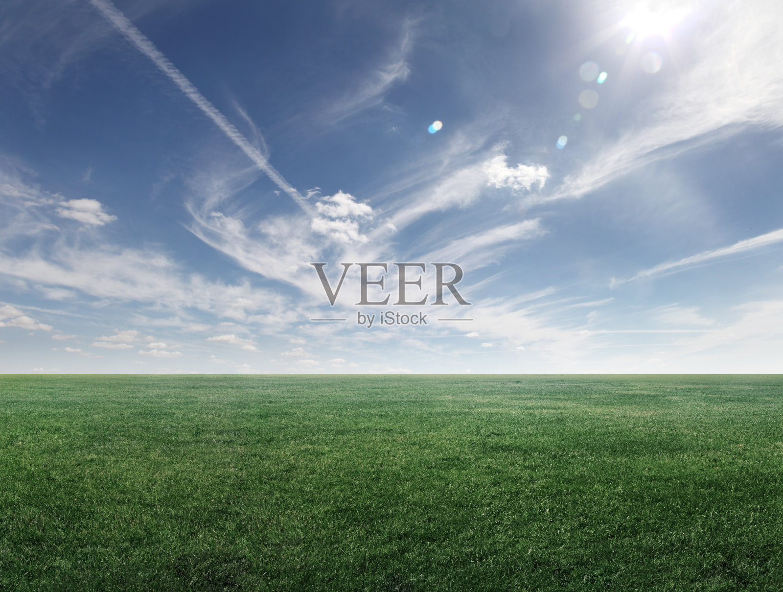 全景图像的绿色草地和多云的天空与copyspace照片摄影图片