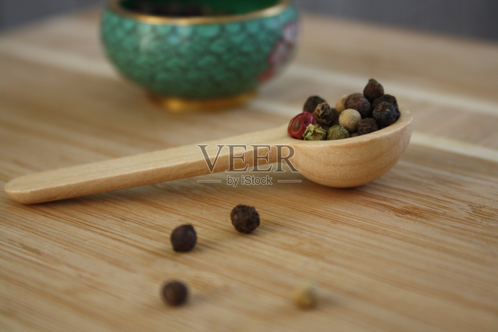 木勺里放着花椒，背景是木头照片摄影图片