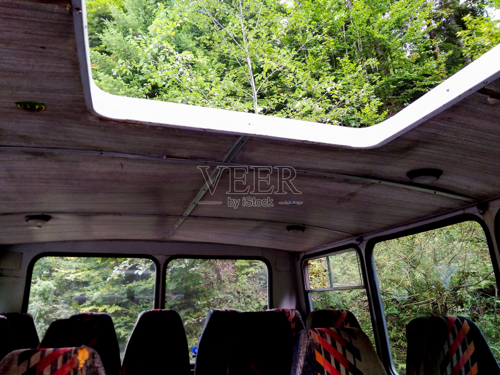 在巴士上的舱口。照片摄影图片