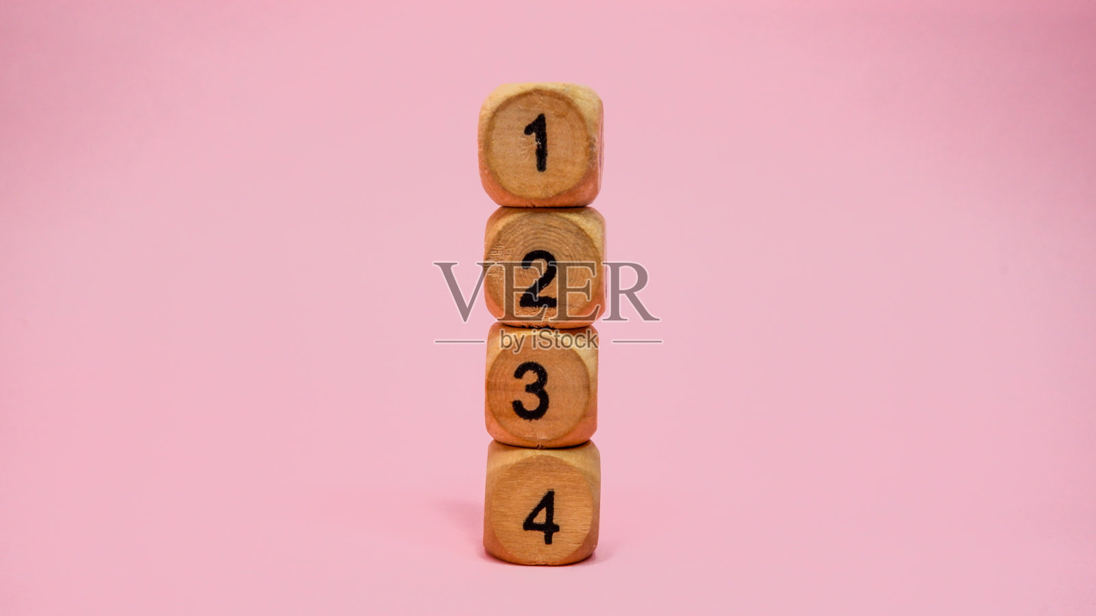 木制骰子在粉红色的背景照片摄影图片